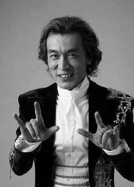 李咏去世已4天,生前最后一条微博发感谢,何炅比手势送别李咏!