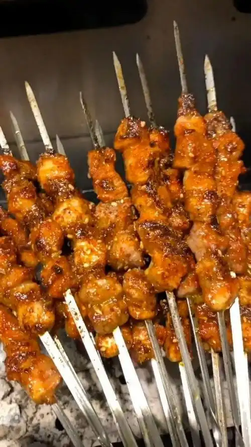 今天做了一个非常好吃的烤五花肉串,颜色金黄看着就有胃口