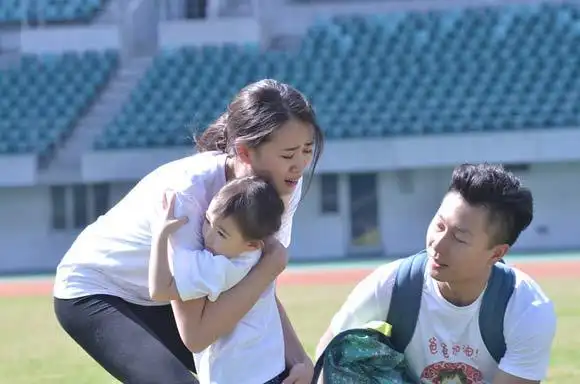 奥莉现身《极速》冠军战 李安琪抱女儿哭泣(图)