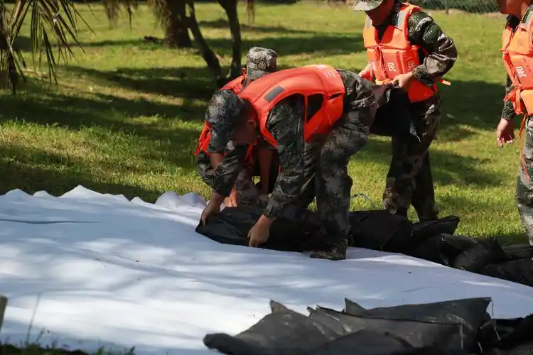 三亚市消防救援支队参加2020年军地联合防汛防风抢险救援综合演练