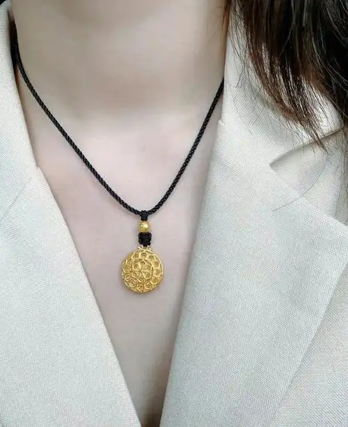 周大福传承黄金吊坠顺意福莲