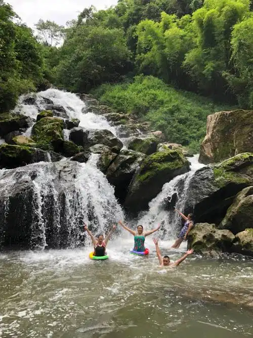 美丽天然游泳池小溪