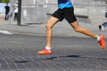 在课程上运行运动员的腿照片