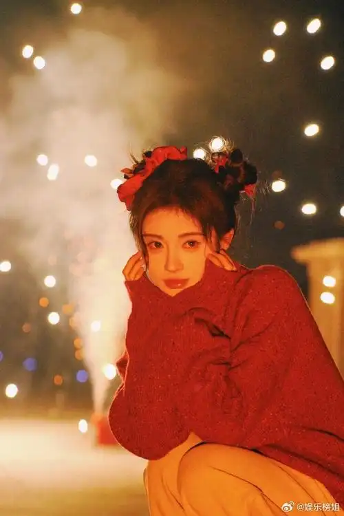 鞠婧祎红毛衣双丸子头