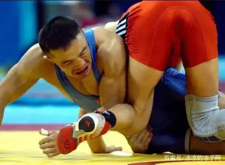 男子摔跤为什么要抓鸟