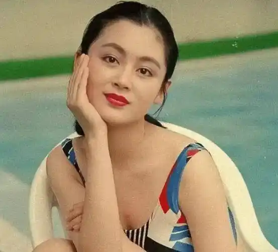 陈凯歌老婆陈红22岁时尚照,穿一袭露腰拼色时尚大胆秀身材,青春明艳太