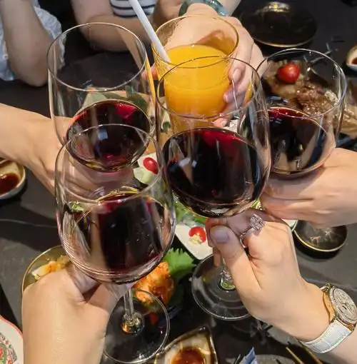 为我们的姐妹情谊干杯