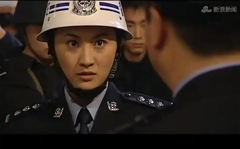 警中警:黑窝被抄,黑社会持武器阻拦警察,居然敢和武警对着干!