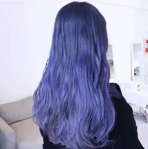 特点:柔美的波浪卷,间或增添亮色,温柔中带些时尚紫色紫色- 蓝白色
