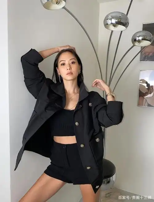 名媛孙芸芸穿热裤自拍,火辣身材超养眼,状态不输21岁的女儿