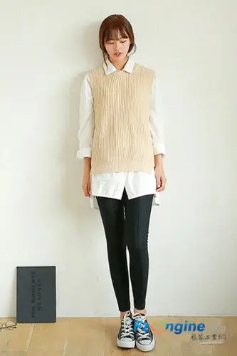 杏色毛衣背心配清新的白色衬衫,两种淡雅的颜色搭配在一
