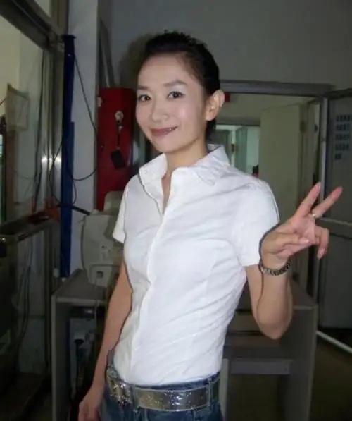 著名主持人王芳嫁大15岁丈夫31岁独自产检生女如今怎样了