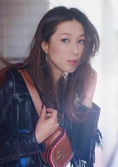 钟嘉欣小时候就有星梦但是一切听从上天安排