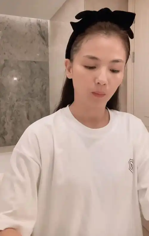刘涛晒出卸妆视频素颜和化妆差别挺大的皮肤白里透红太嫩了