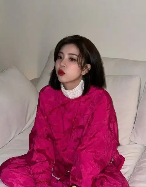 侧脸#@cecilia宋妍霏真的时尚穿搭教科书吧,各种风格都能驾驭,自拍也