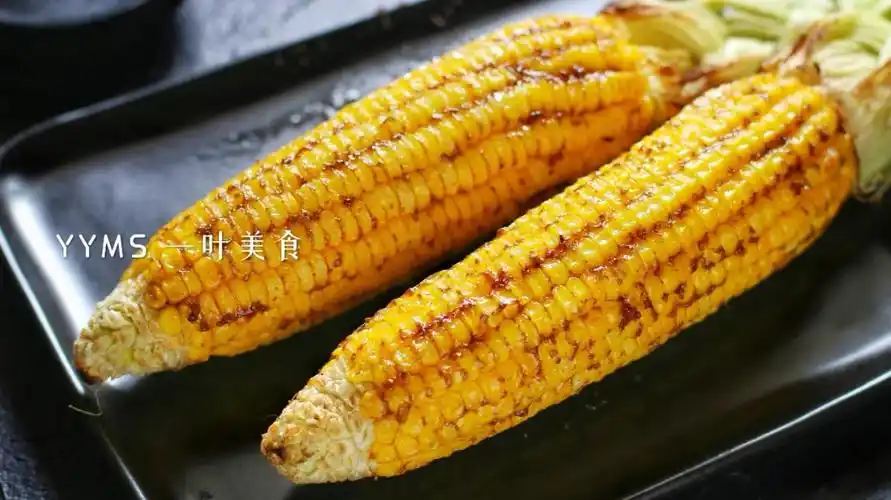 【材料】: 甜玉米两根,烧烤酱一勺,蚝油一勺,排骨酱一勺,孜然粉适量