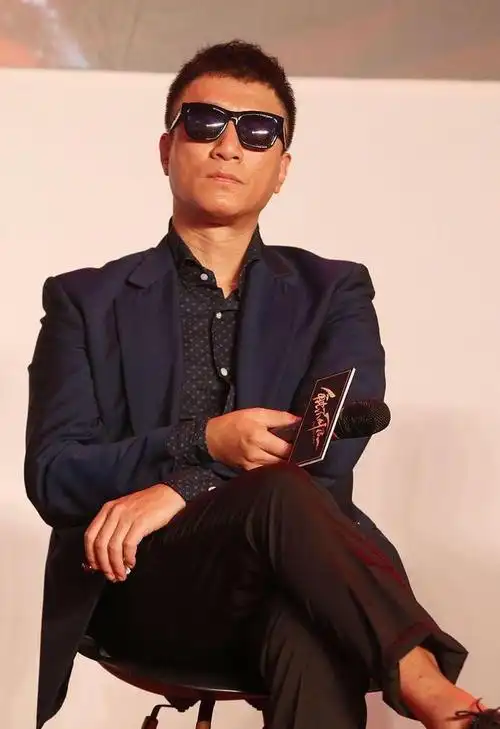 原创扮帅耍酷试试墨镜孙红雷戴上充满型男魅力真让人无法忽视