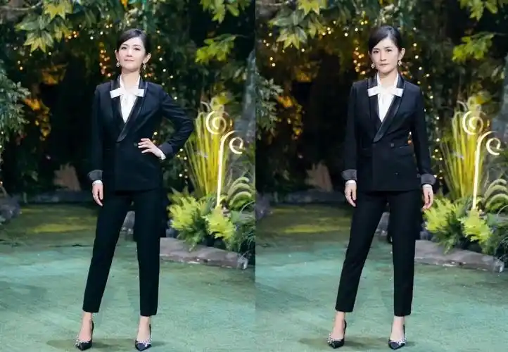 谢娜穿"西装"气场也挺强大,颜色深也有精致感,看着挺酷挺飒