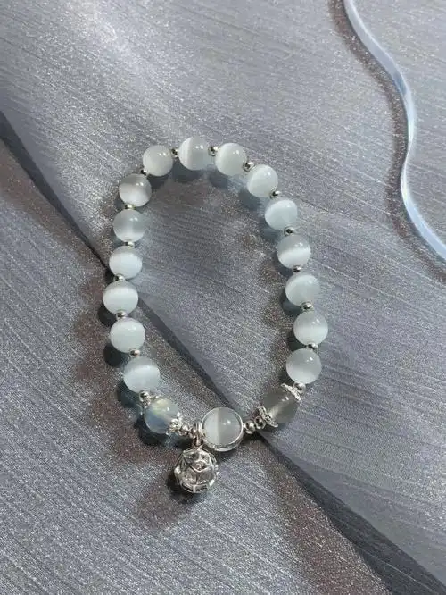 点缀猫眼石的寓意是平安幸福灰月光还有助眠,稳定情绪的功效不仅好看