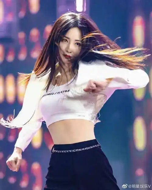 柳岩身穿白色外套和白色内衣,搭配黑色紧身裤,性感魅力全开-爱读书