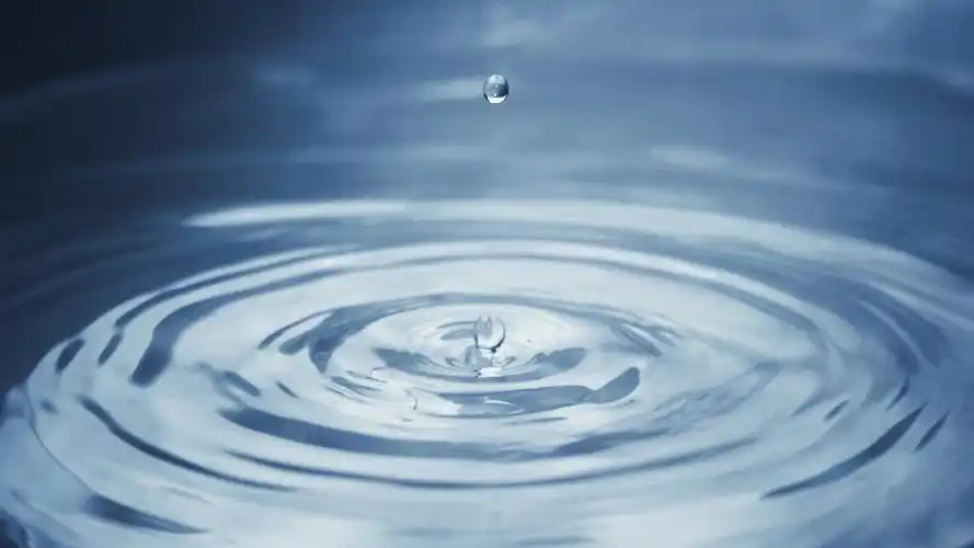 水滴入水中起的涟漪图片-炫彩壁纸-高清炫彩图片-娟娟壁纸