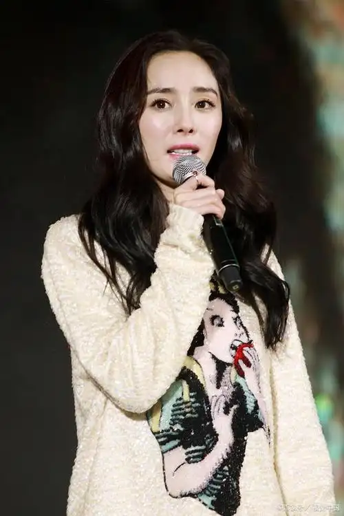 中秋晚会名场面:杨幂状态引群嘲,湖南卫视翻车,张小斐红气养人