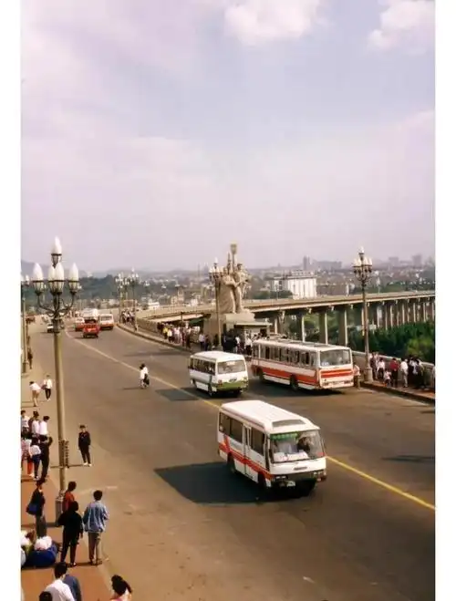 老照片:80年代的歌舞厅,晚清太监宿舍照片,90年代的西藏加油点