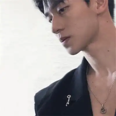 一组2023很有氛围感的成熟稳重男头图片分享来啦,这组头像中的男生们