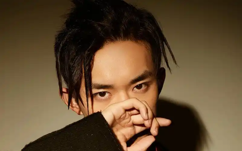 易烊千玺个性solo帅气写真高清壁纸