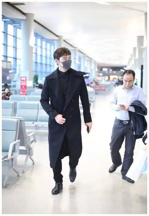 张彬彬走机场,灰色配黑色尽显成熟男人味,这才是真正的型男