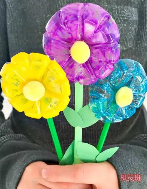 多制作几朵不同颜色的,插在花瓶里或者小朋友的笔筒里,是很漂亮的装饰