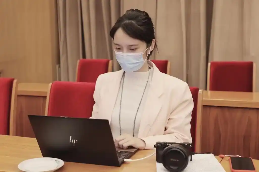 又美又飒两会女记者最美瞬间