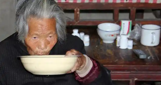 7幅农村独居老人吃饭照片,不知30年后的自己会和他们一样吗?
