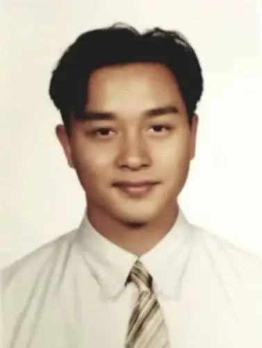 张国荣证件照罕见曝光 白衬衣花领带精神帅气