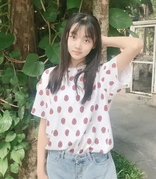 小李慧珍偷偷长大了才14岁就有匀称腿169的身高没白长