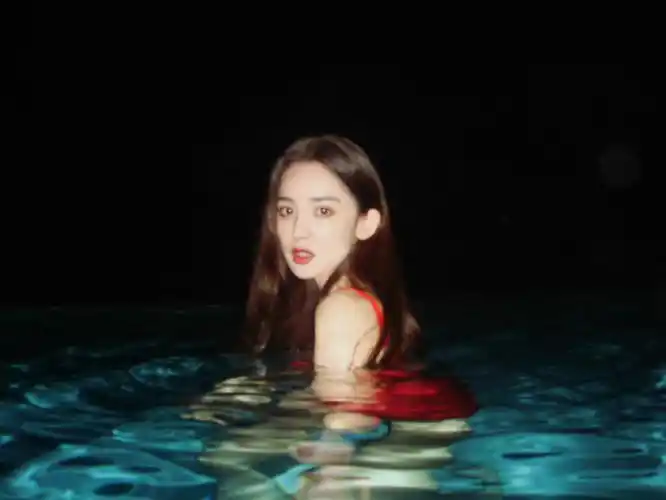 古力娜扎假期随拍,红色泳装93#娜扎红色泳衣