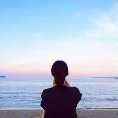 2021年最新款式女生背影唯美头像