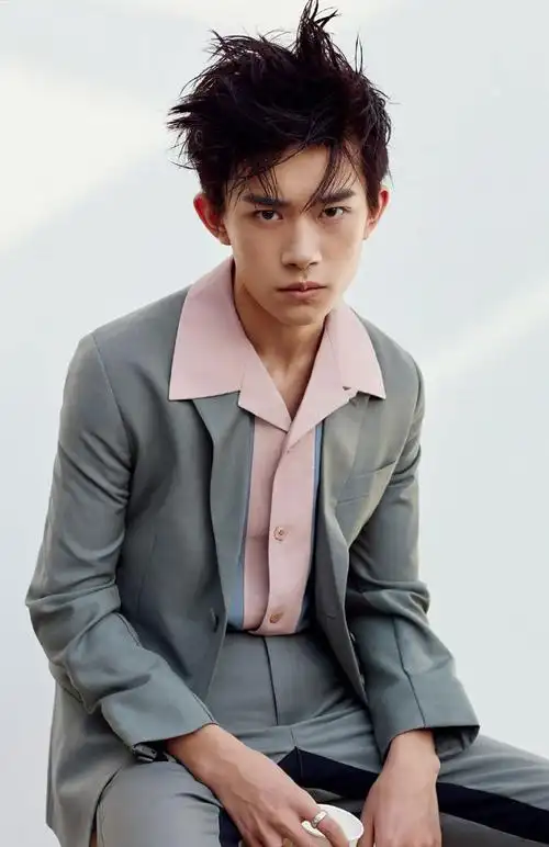 易烊千玺冷峻帅气时尚杂志写真大片17