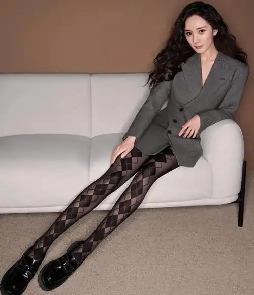 杨幂又带火了"黑丝",素人街拍都跟风,回头率高还显瘦又高级