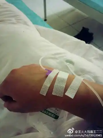 输液都输到手脖子上了,3天扎了我6针,疯了疯了