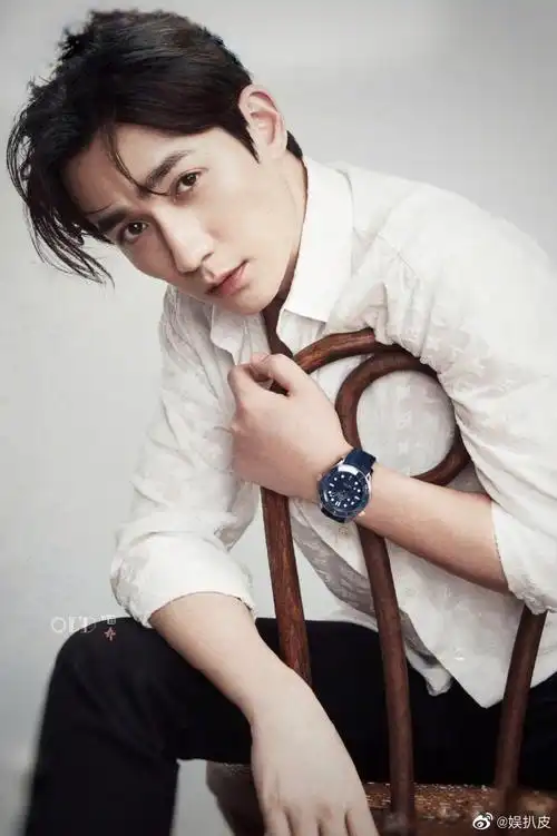 朱一龙黑白怼脸照#黑白滤镜下的朱一龙精致五官更加深邃,显得又帅