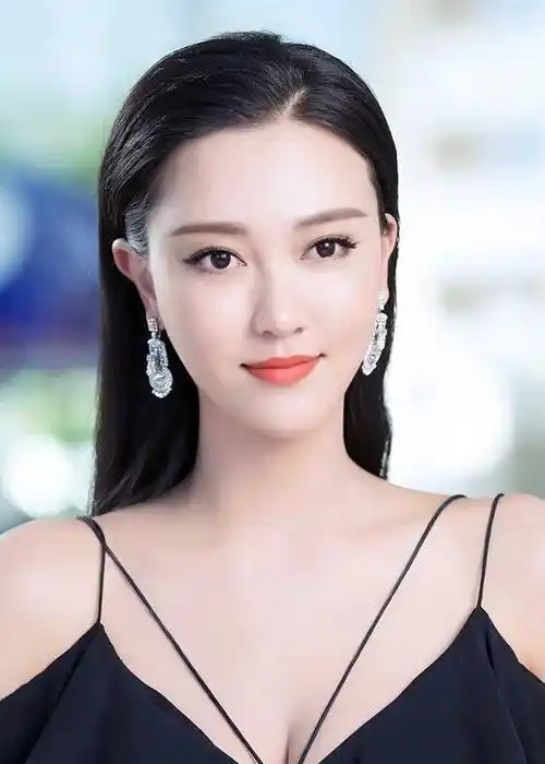 《梅花红桃》她撞脸景甜性感妖娆!