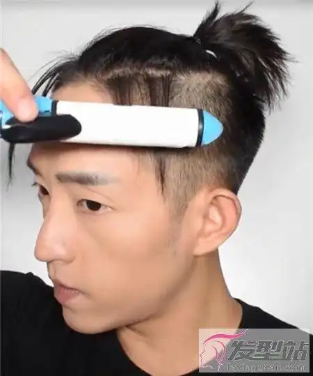 男生辫子发型扎法图解 简约洋气释放独特个性