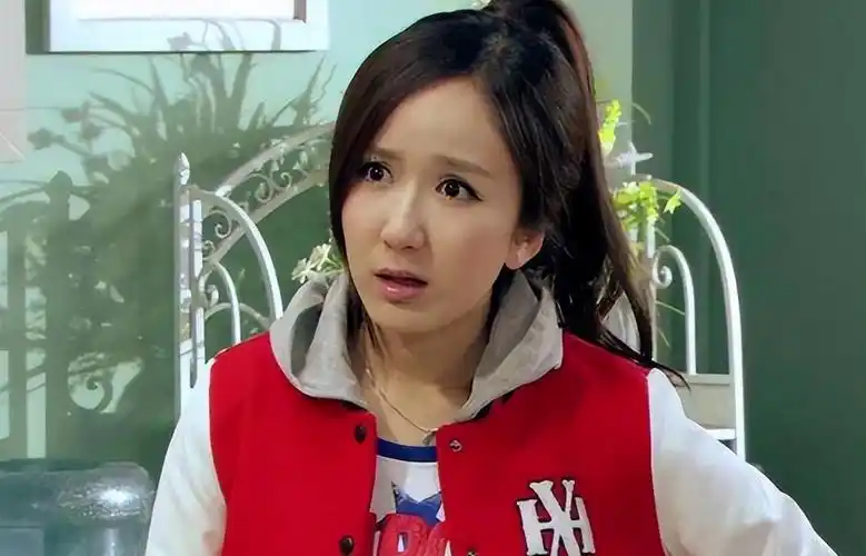 如果提到了曾小贤,就不得不提到他的官配胡一菲,爱情公寓里的女汉子.