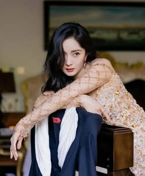 杨幂身材真的好辣!穿镂空亮片短裙艳压全场,美腿修长上围傲人