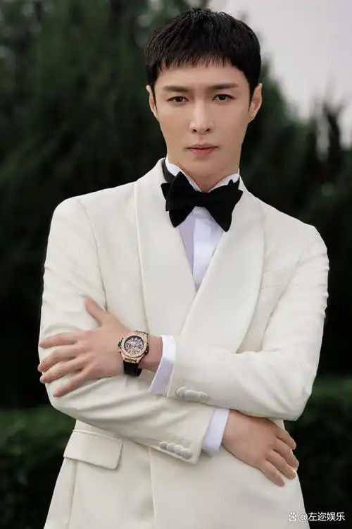 张艺兴北影节白西装亮相 帅气贵气造型令人期待