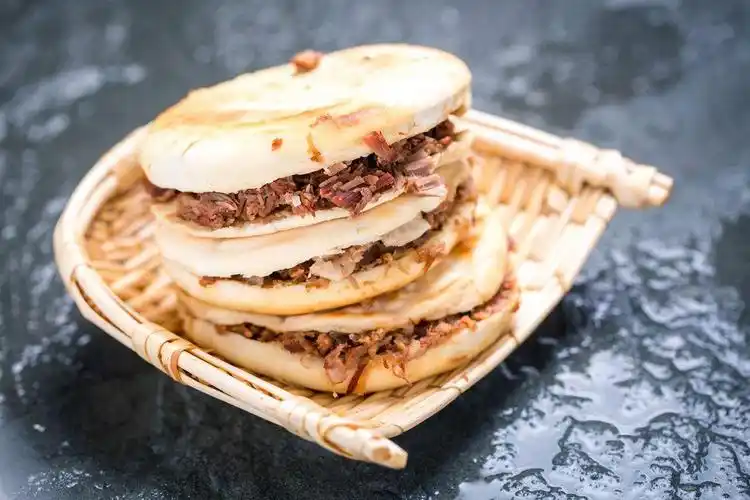 p>腊汁肉夹馍是陕西省的地方特色小吃之一.