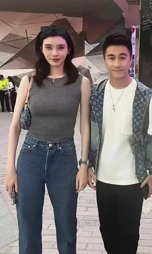 看了奚梦瑶女儿的正脸才知道四太梁安琪的基因有多强大