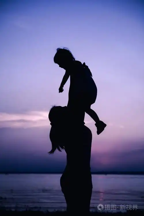 母亲和儿童享受着在河畔景色的轮廓