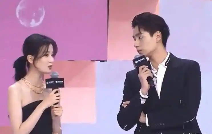 《小风暴》发布会,乔欣胡一天互动超甜,但我却注意两人生图颜值_脸蛋